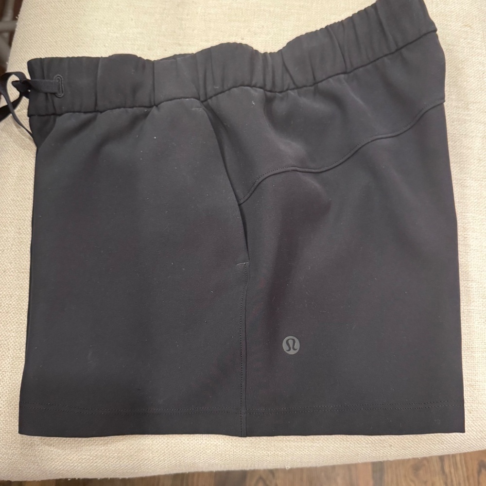 Lululemon On The Fly Short - 2.5" - Sz 6 womens summer bottom workout gym - Picture 4 of 4
